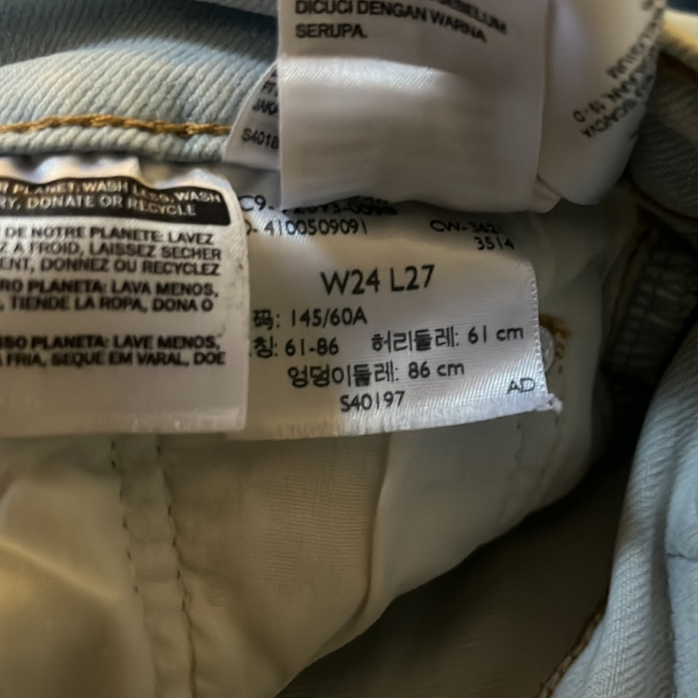 High Wasted Levi’s 🩵 - Picture 10 of 13